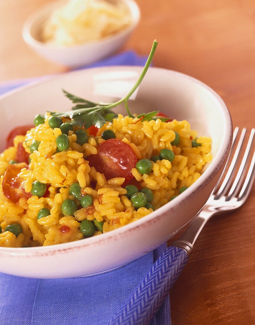 Risotto alla ticinese (Safranrisotto mit Tomaten & Erbsen)