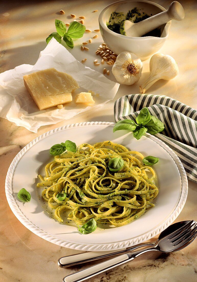 Linguine con pesto alla genovese (Nudeln mit Basilikumsauce)