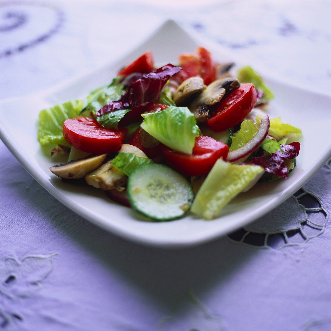 Mixed salad leaves with vegetables and mushrooms