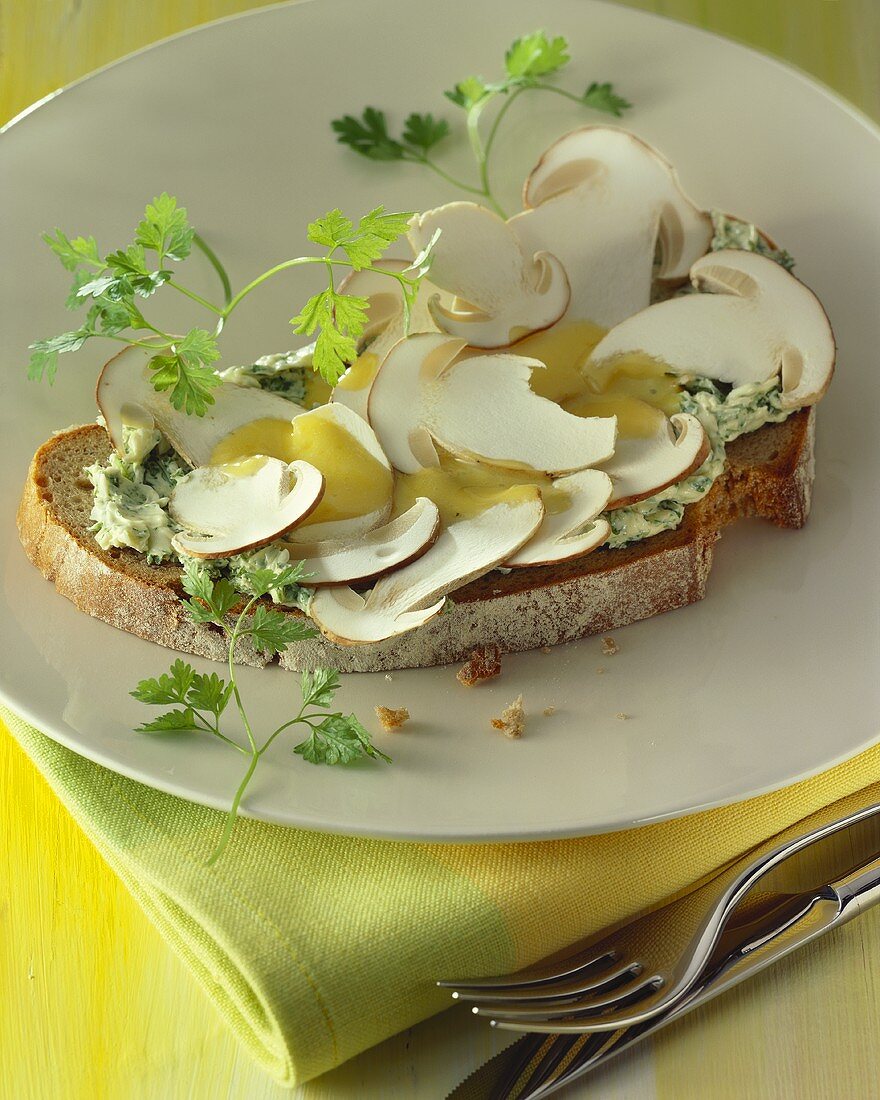 Bauernbrot mit Kerbelbutter und Steinpilzen