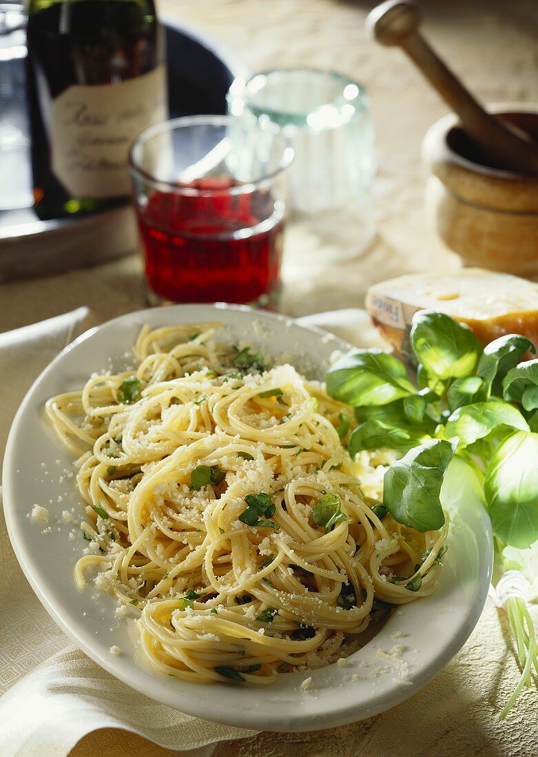 Spaghetti mit Pecorino und Basilikum; Rotwein