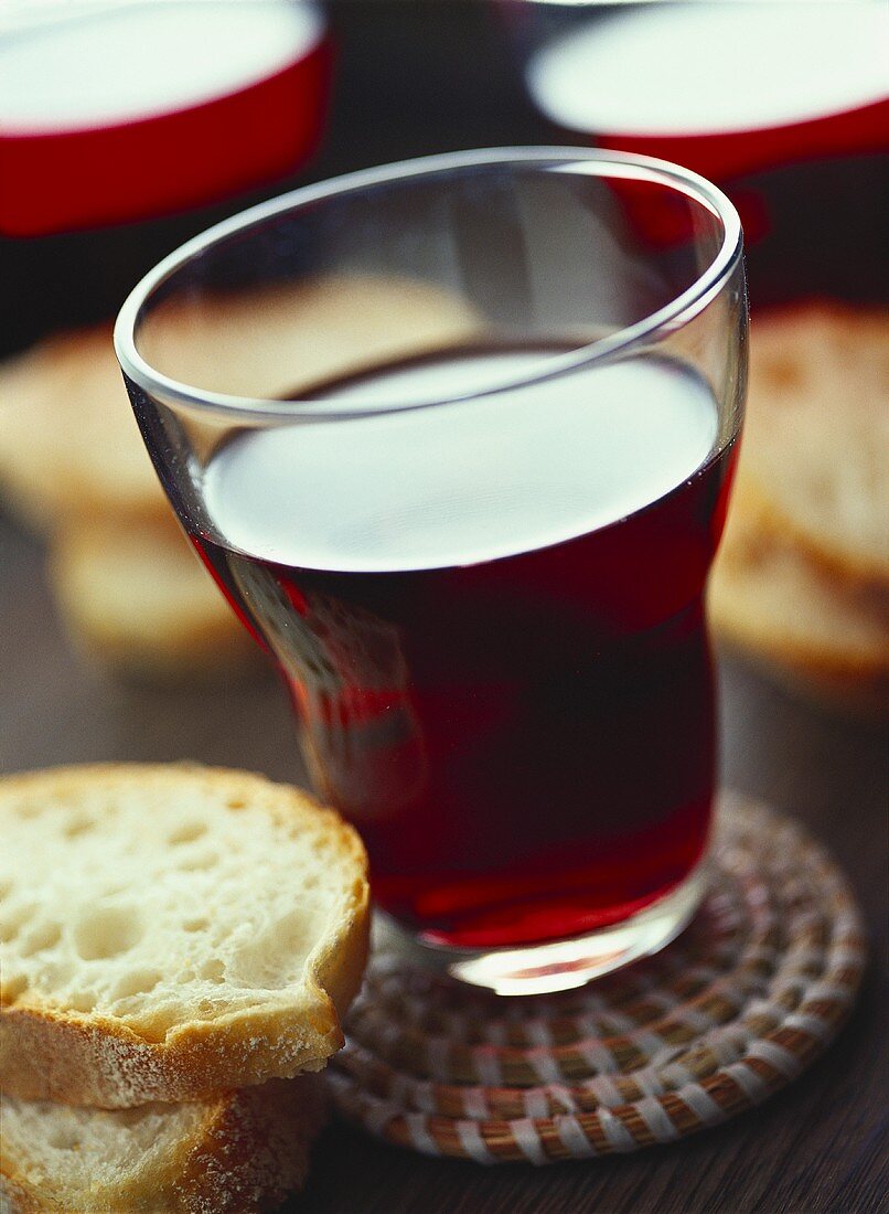 Glas Rotwein und Weißbrot