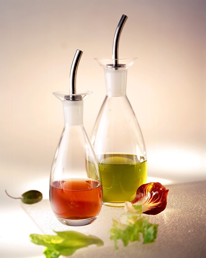 Olivenöl und Essig in Karaffen