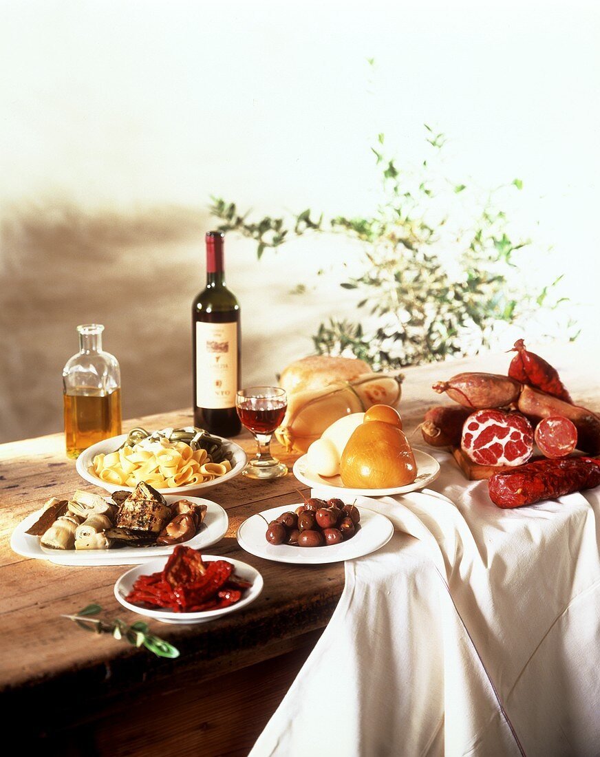 Italienisches Buffet mit mariniertem Gemüse, Wurst, Käse etc.