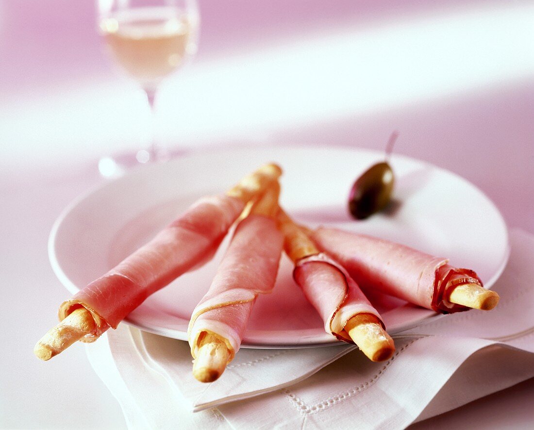 Grissini e prosciutto cotto (Grissini with ham, Italy)