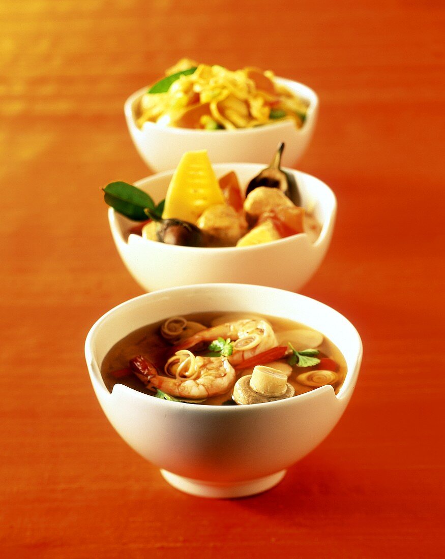 Drei thailändische Gerichte (Suppe mit Garnelen etc.)