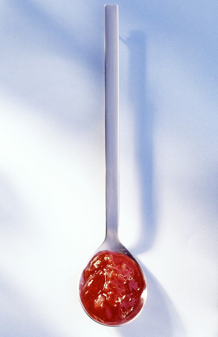 Rhabarber-Erdbeer-Marmelade auf Löffel