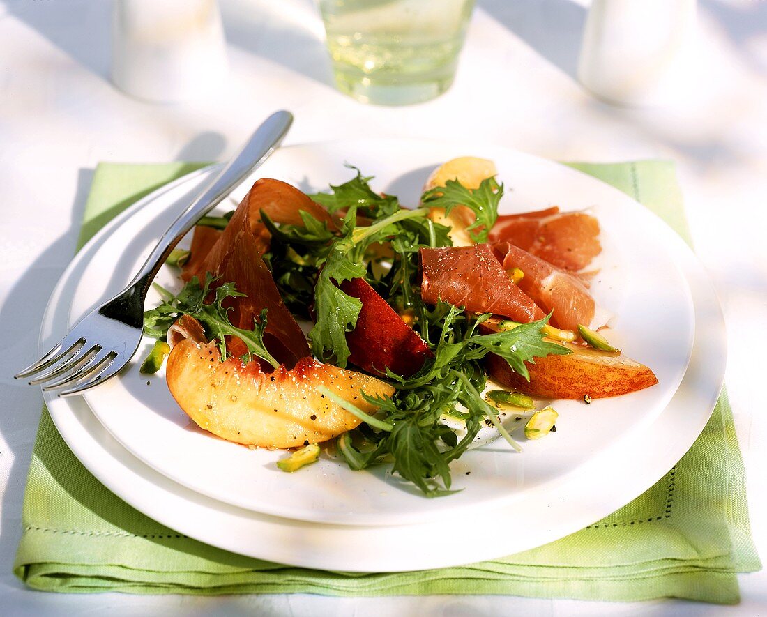 Salad with Parma ham, rocket and nectarines