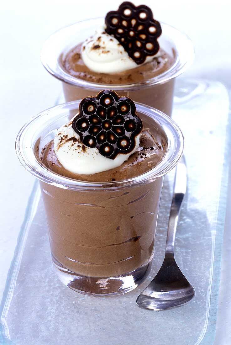 Chocolate mousse with cream and chocolate biscuits