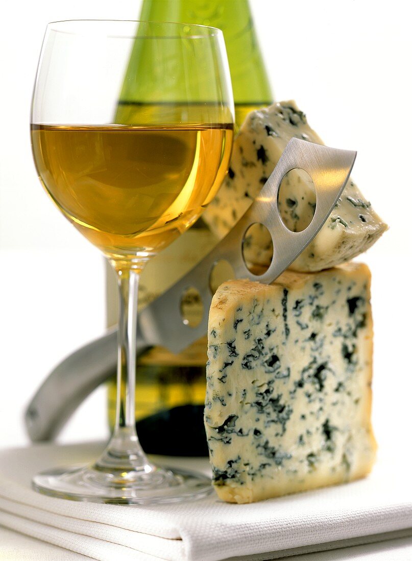 Gorgonzola with cheese knife and dessert wine