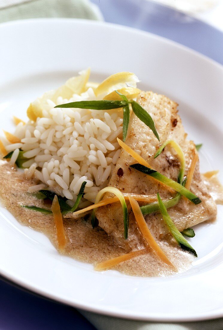 Fischfilet mit Reis und Gemüsestreifen