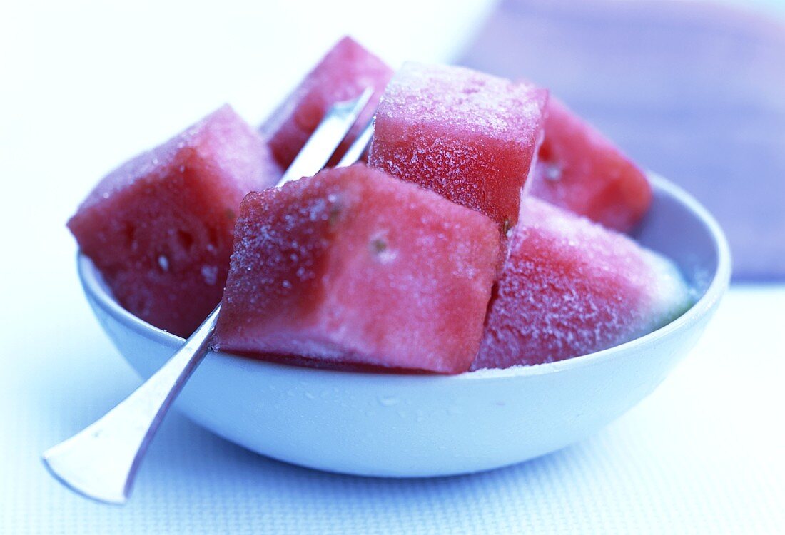 Wassermelonenwürfel mit Zucker