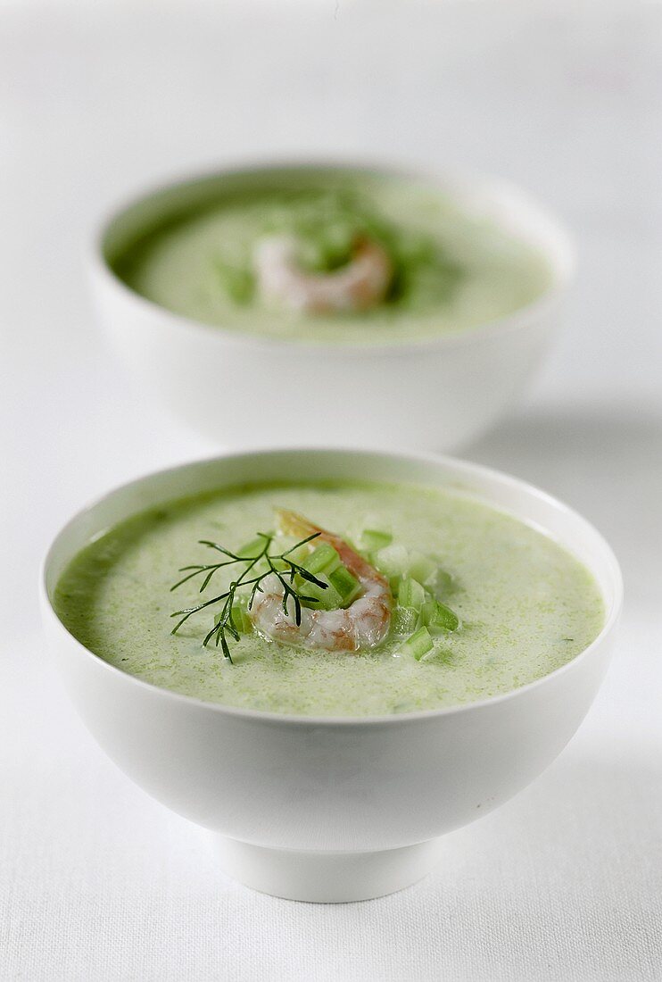 Kalte Gurkensuppe mit Shrimps und Dill