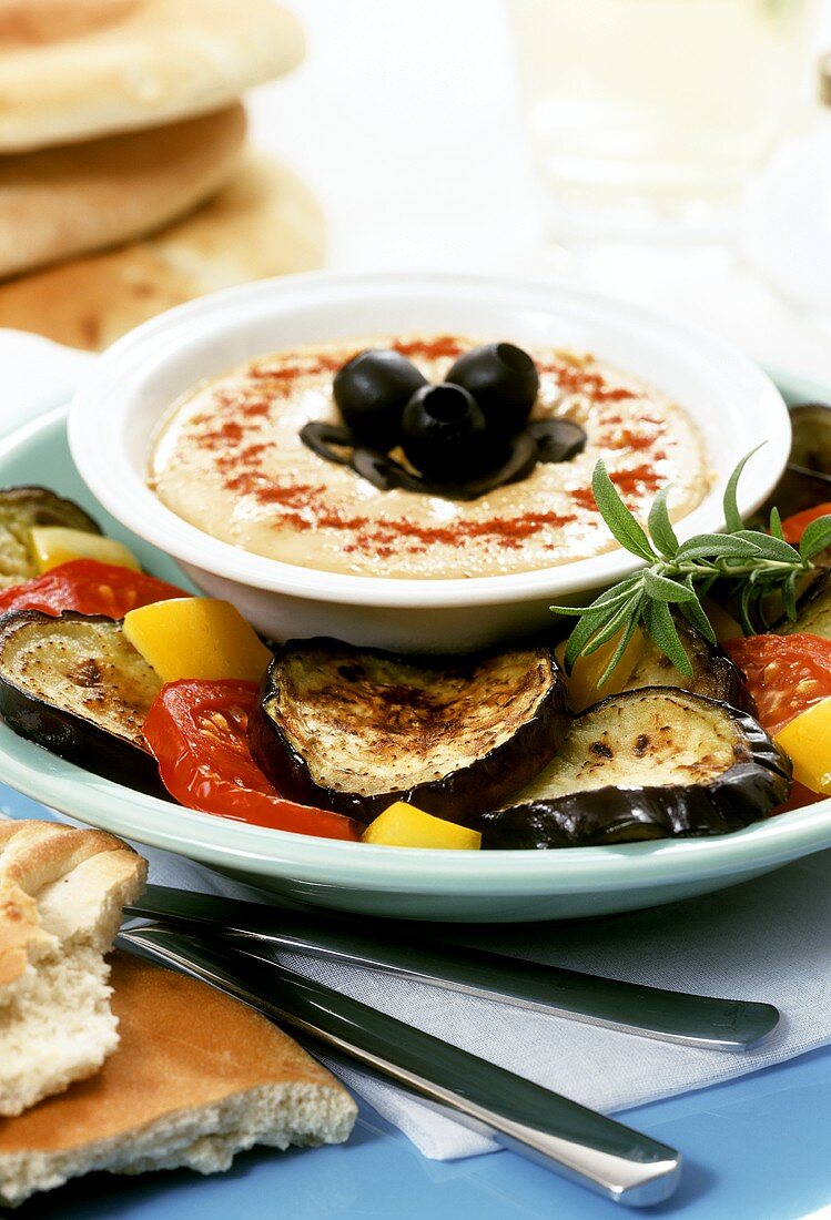 Hummus mit gegrilltem Gemüse