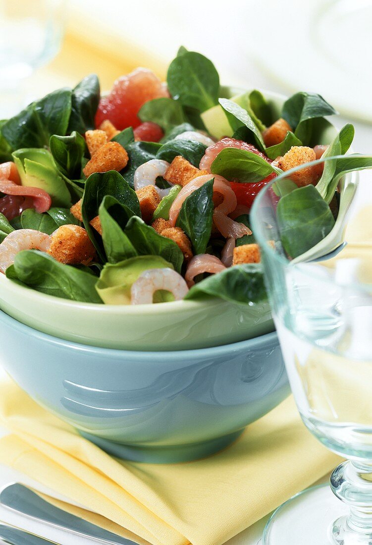 Feldsalat mit Garnelen, Grapefruit und Croûtons