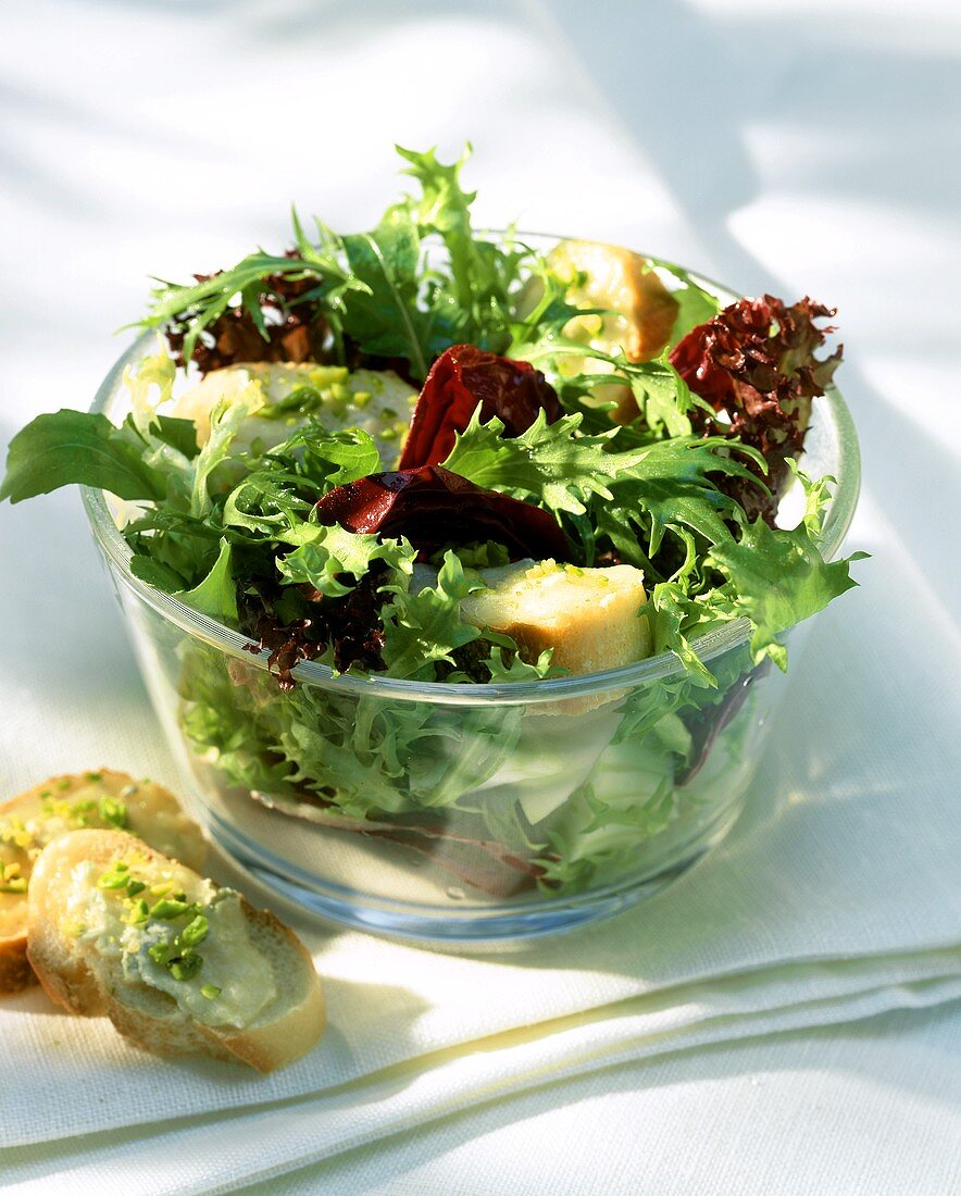 Gemischter Blattsalat mit Knoblauchbaguette