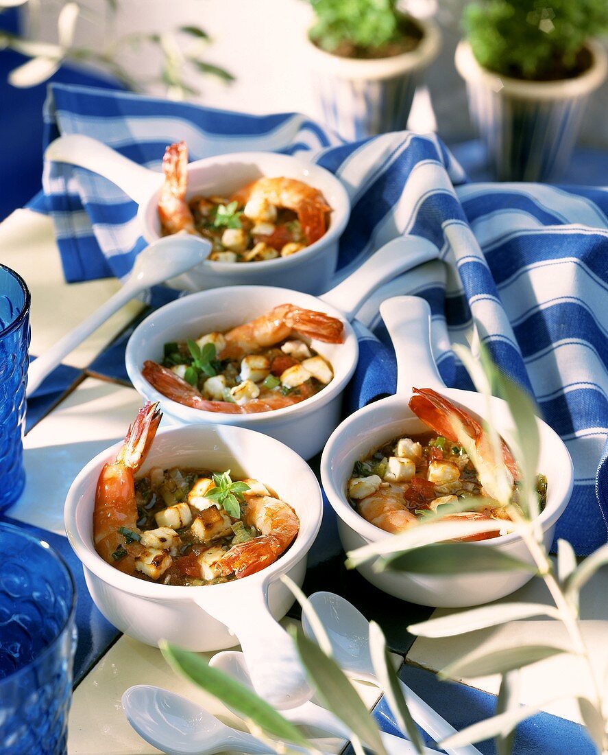 Meeresfrüchtesuppe mit Tomaten und Oregano