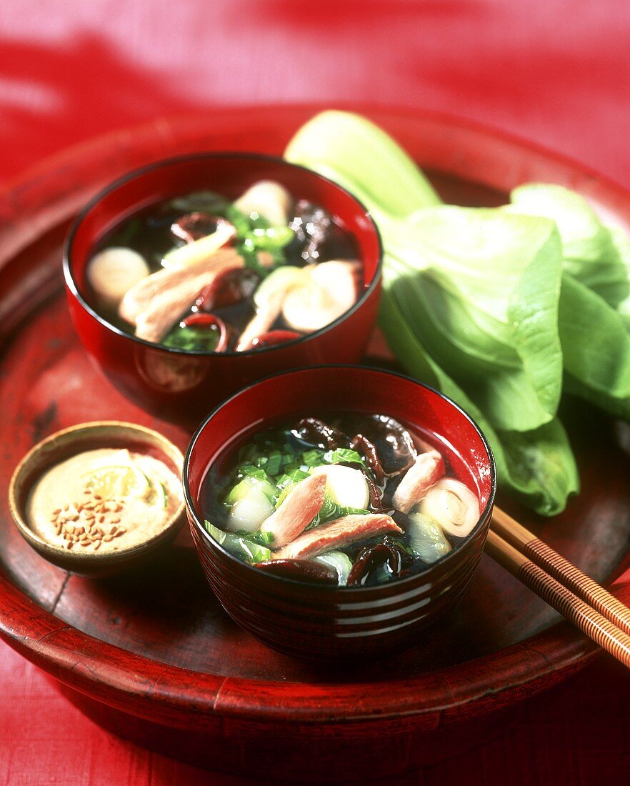 Asiatische Suppe mit Pak Choi, Geflügel und Pilzen