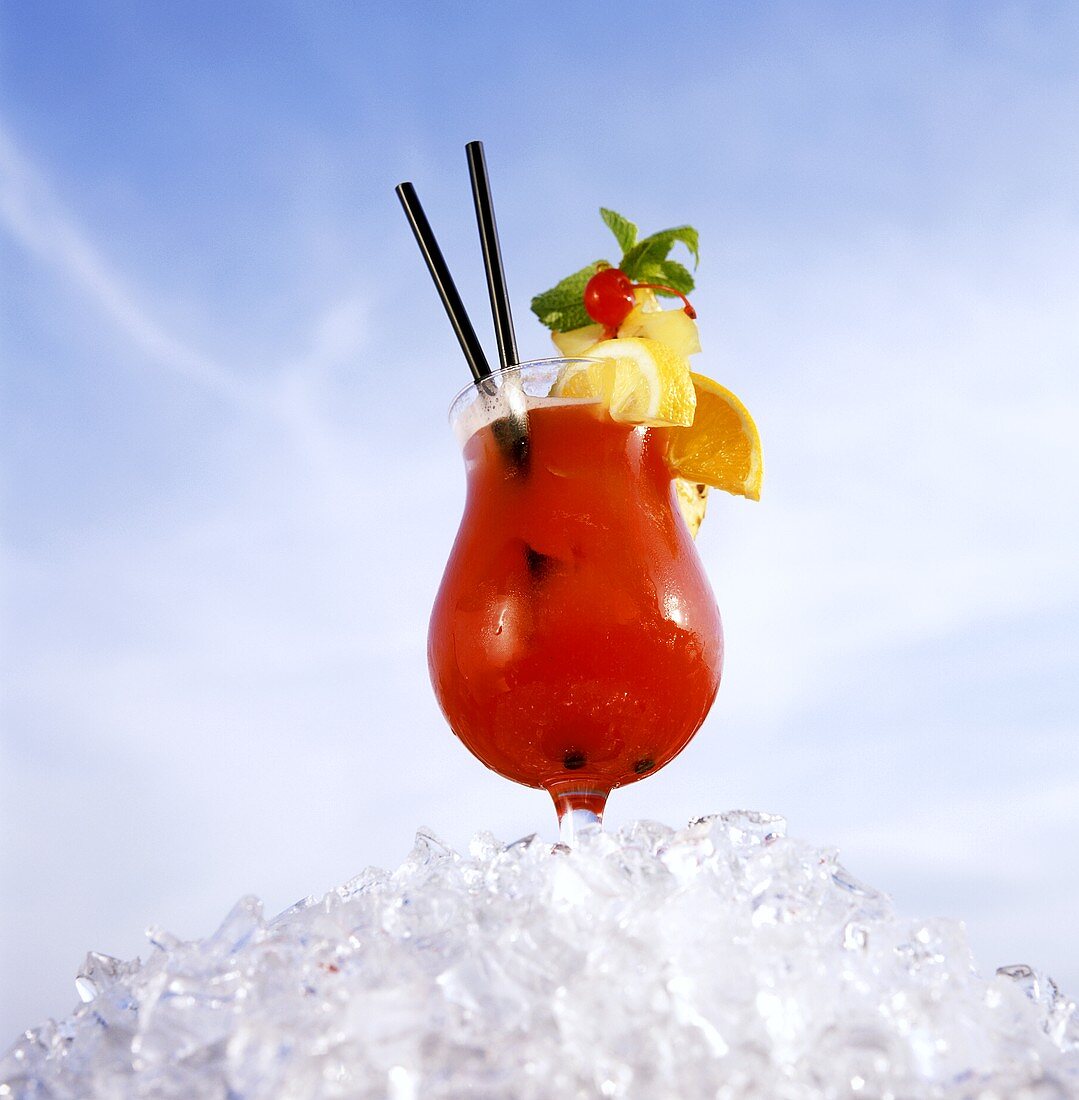 Wassermelonendrink mit Früchten auf Eis