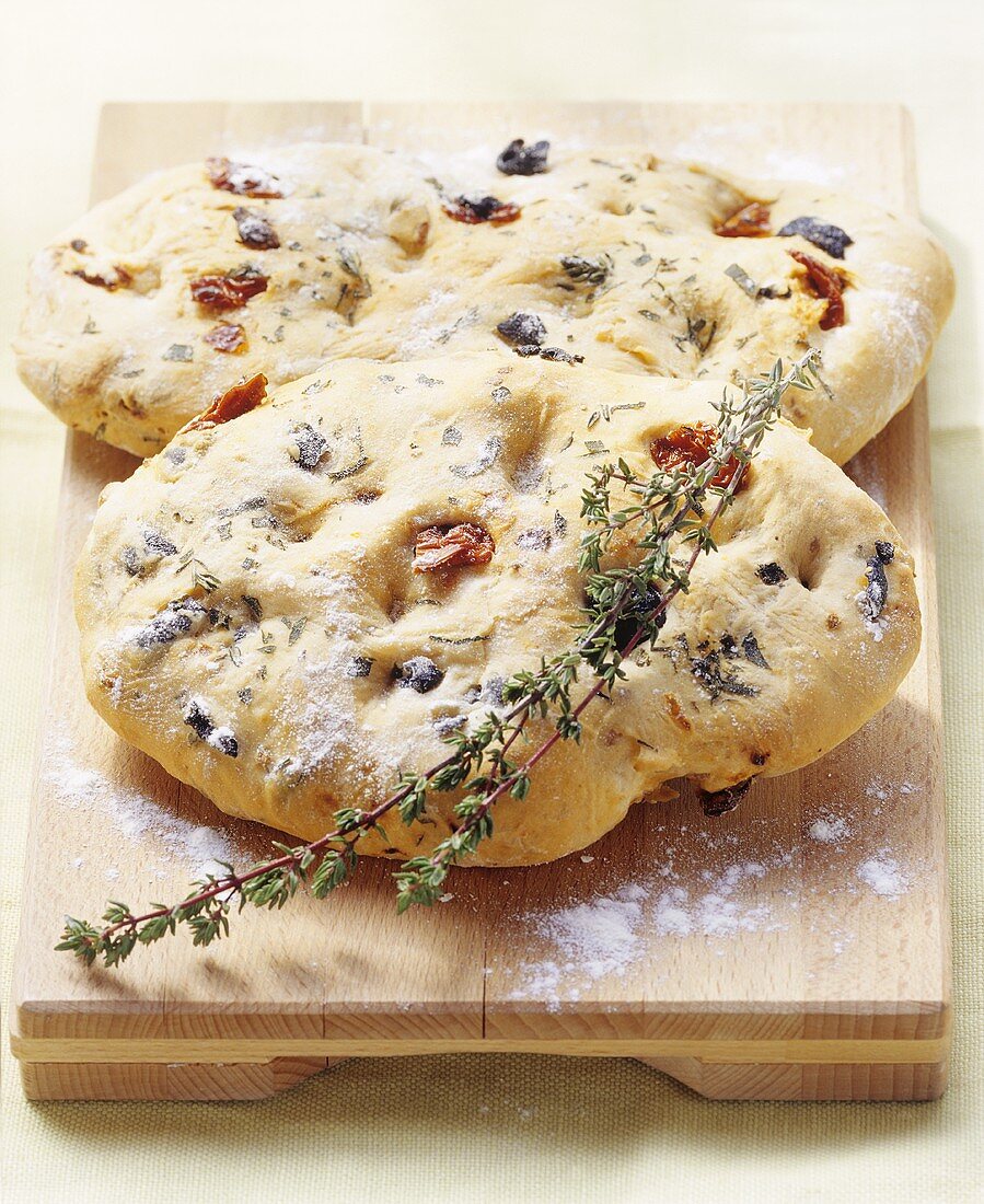 Focaccia with olives, dried tomatoes and thyme