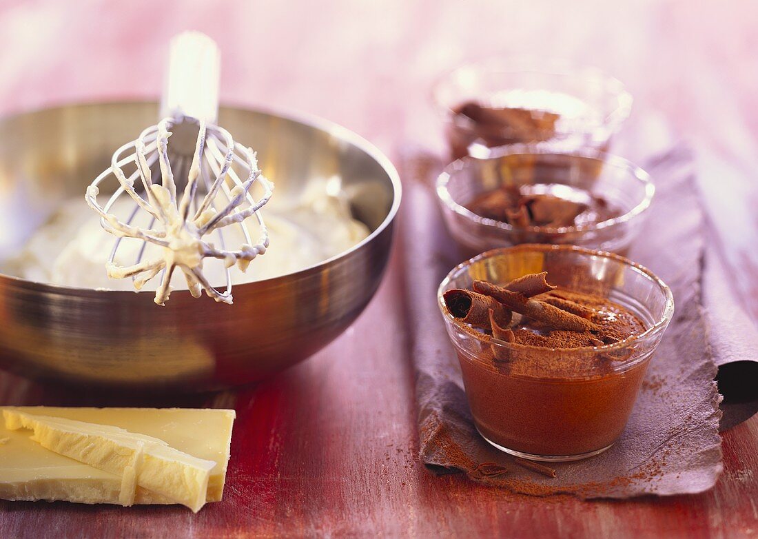 Schokoladenmousse aus weisser und dunkler Schokolade