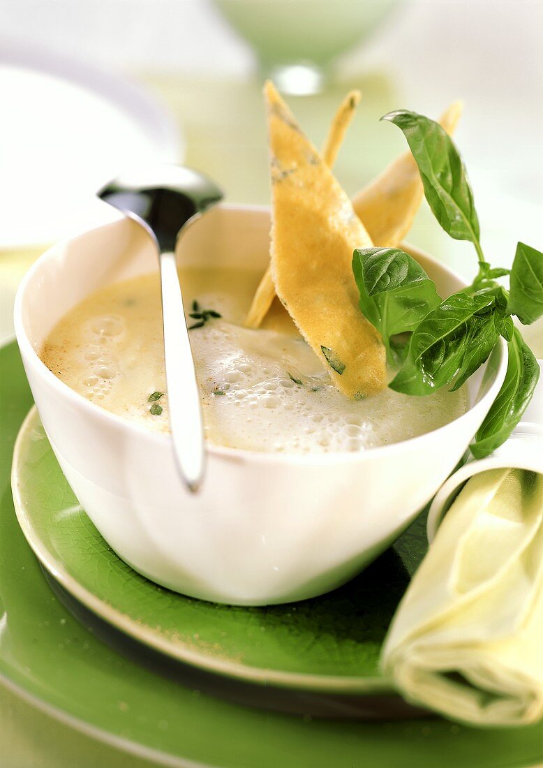 Geschäumte Kartoffelsuppe mit Basilikumrauten