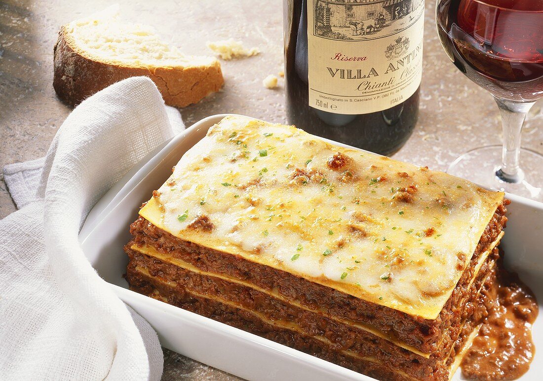 Lasagne in der Backform, Chianti und Weißbrot