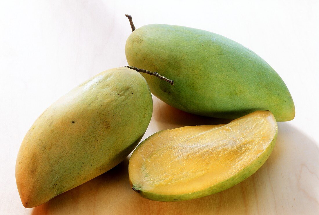 Mangos (Sorte Khieo Savoei) mit Wassertropfen