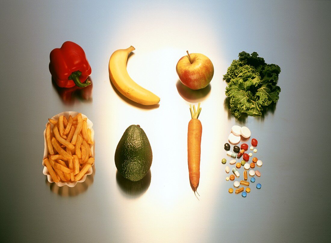Frisches Gemüse und Obst, Pommes frites und Tabletten