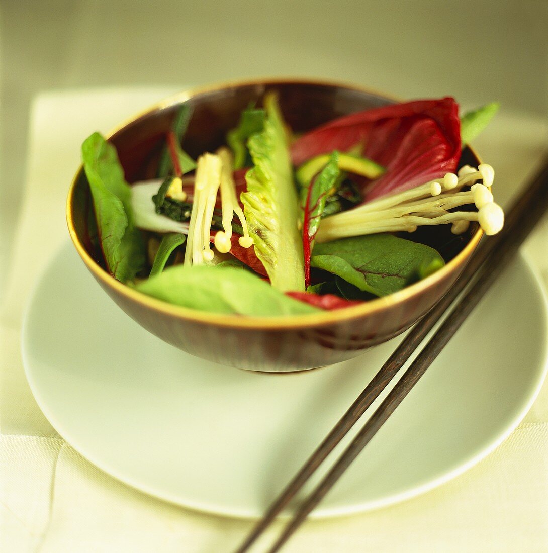 Asiatischer Spinatsalat mit Enoki-Pilzen