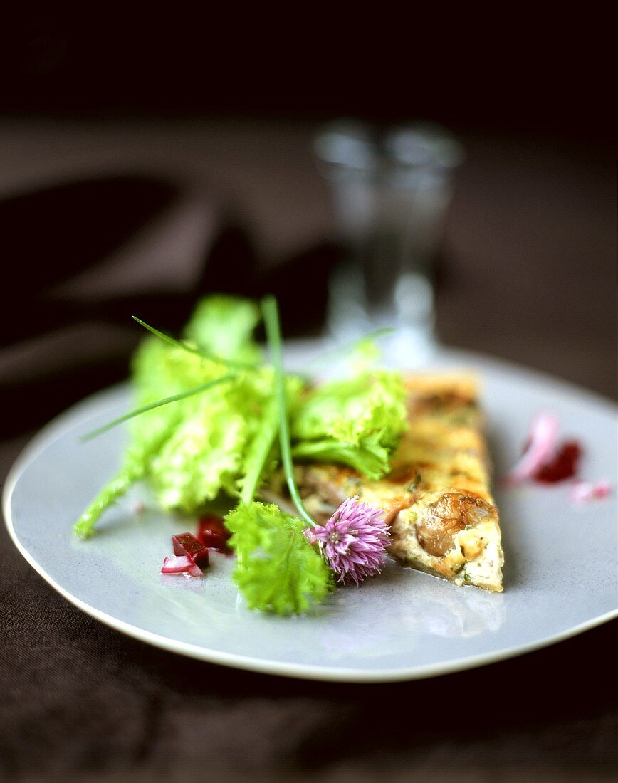 Pikante Kastanientarte mit Salat und Schnittlauch