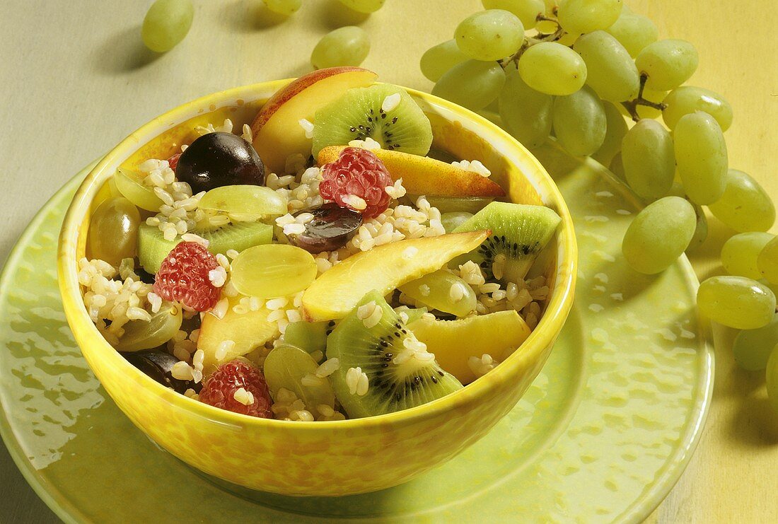 Reissalat mit frischen Früchten