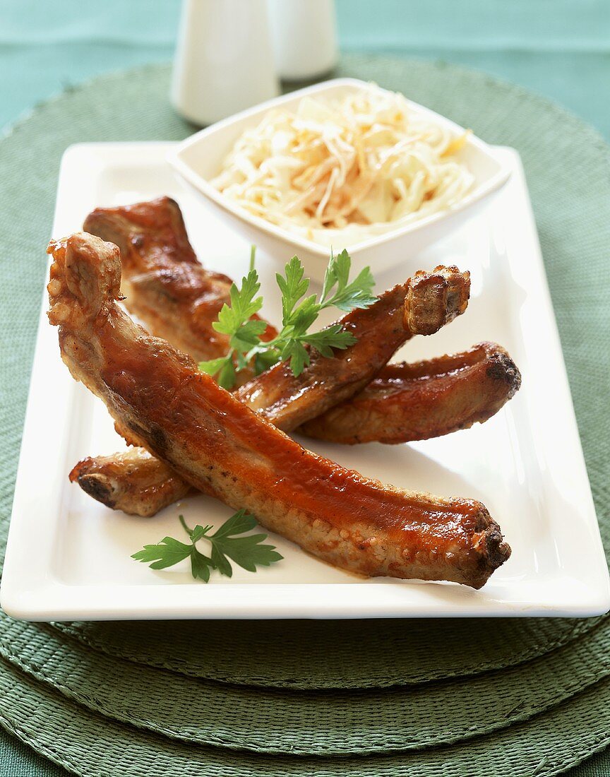 Spare-ribs with coleslaw