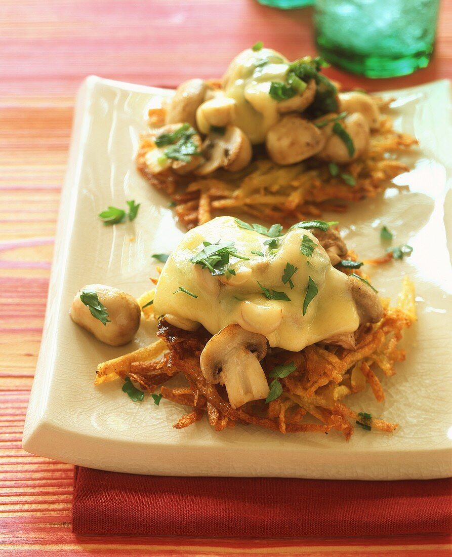 Überbackene Rösti mit Champignons und Käse