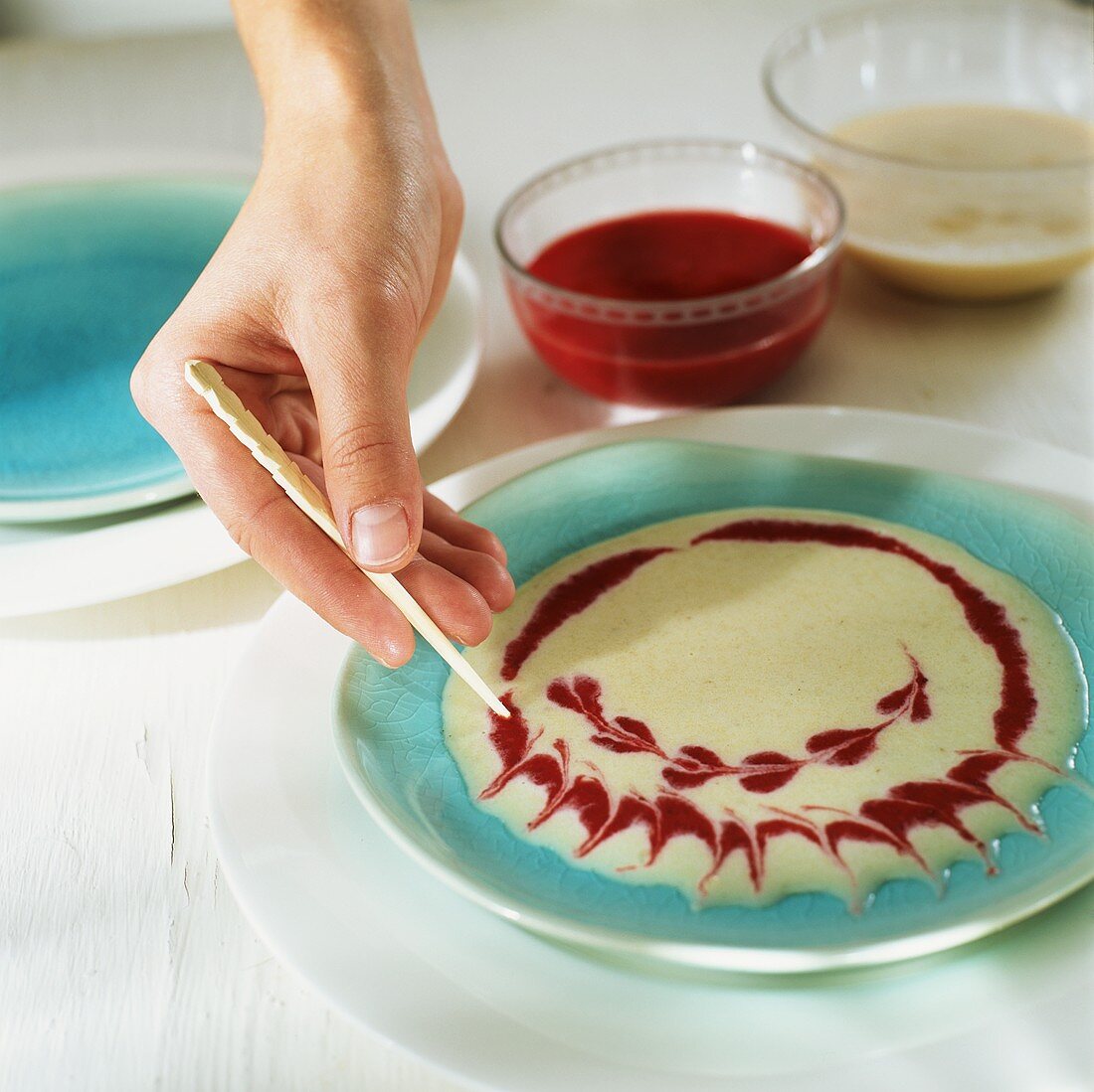 Hand verziert mit Holzstäbchen Dessertsaucenspiegel