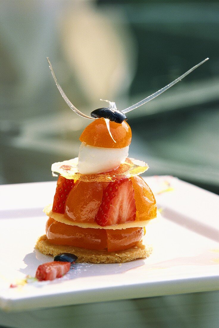 Törtchen mit Erdbeeren, Kumquats und Mandeleis