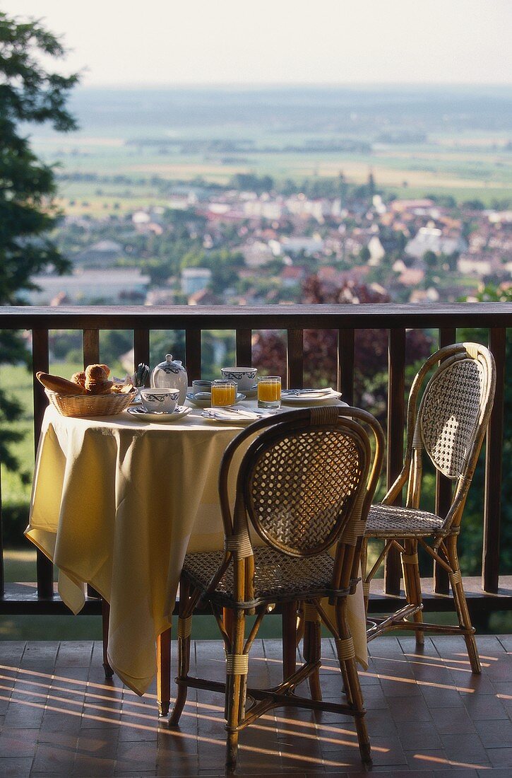 Frühstück auf Balkon eines französischen Hotels