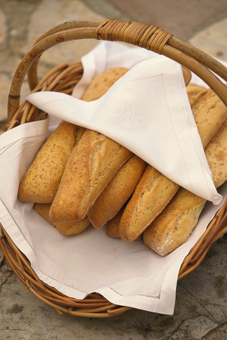 Baguettes mit Brotkorb