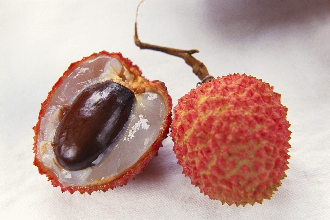 Ganze und halbe Lychee