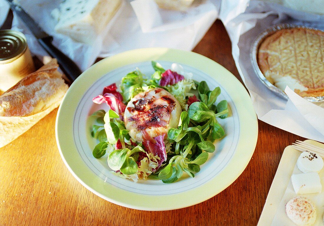 Gemischter Blattsalat mit gebratenem Ziegenkäse