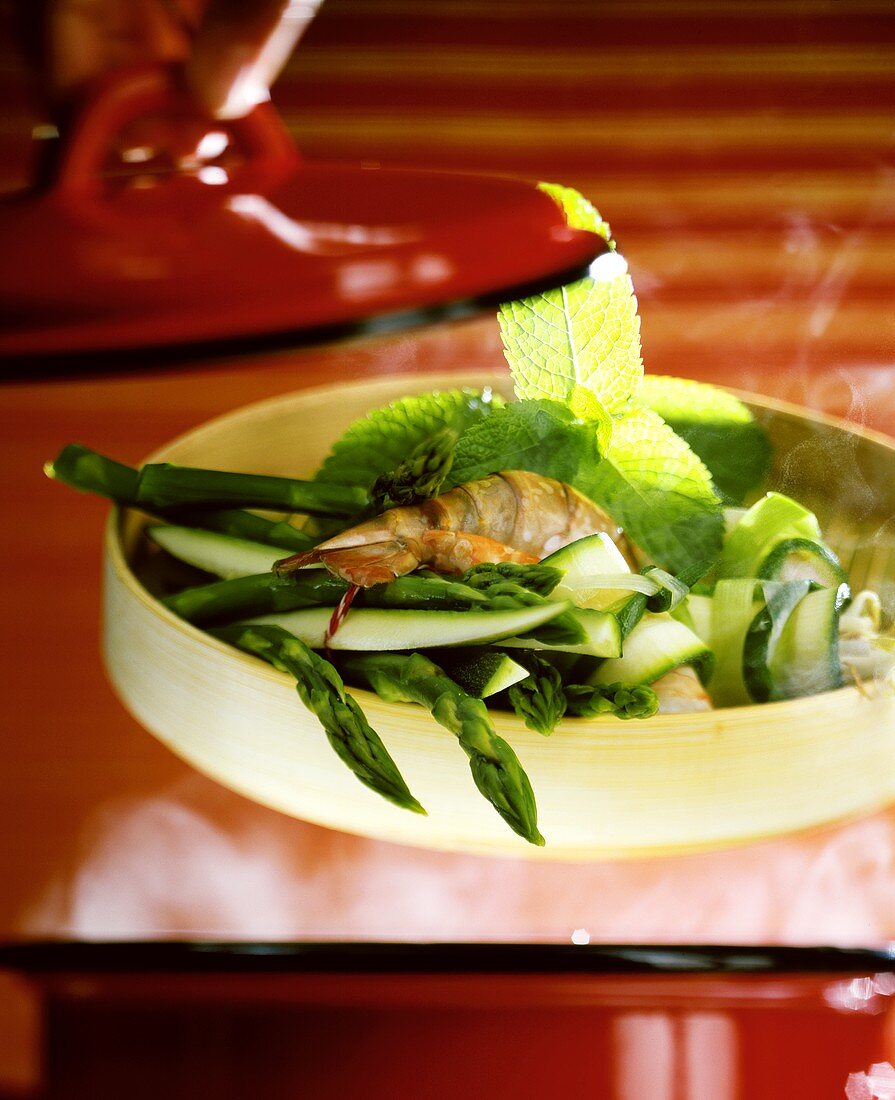 Steaming vegetables with shrimps