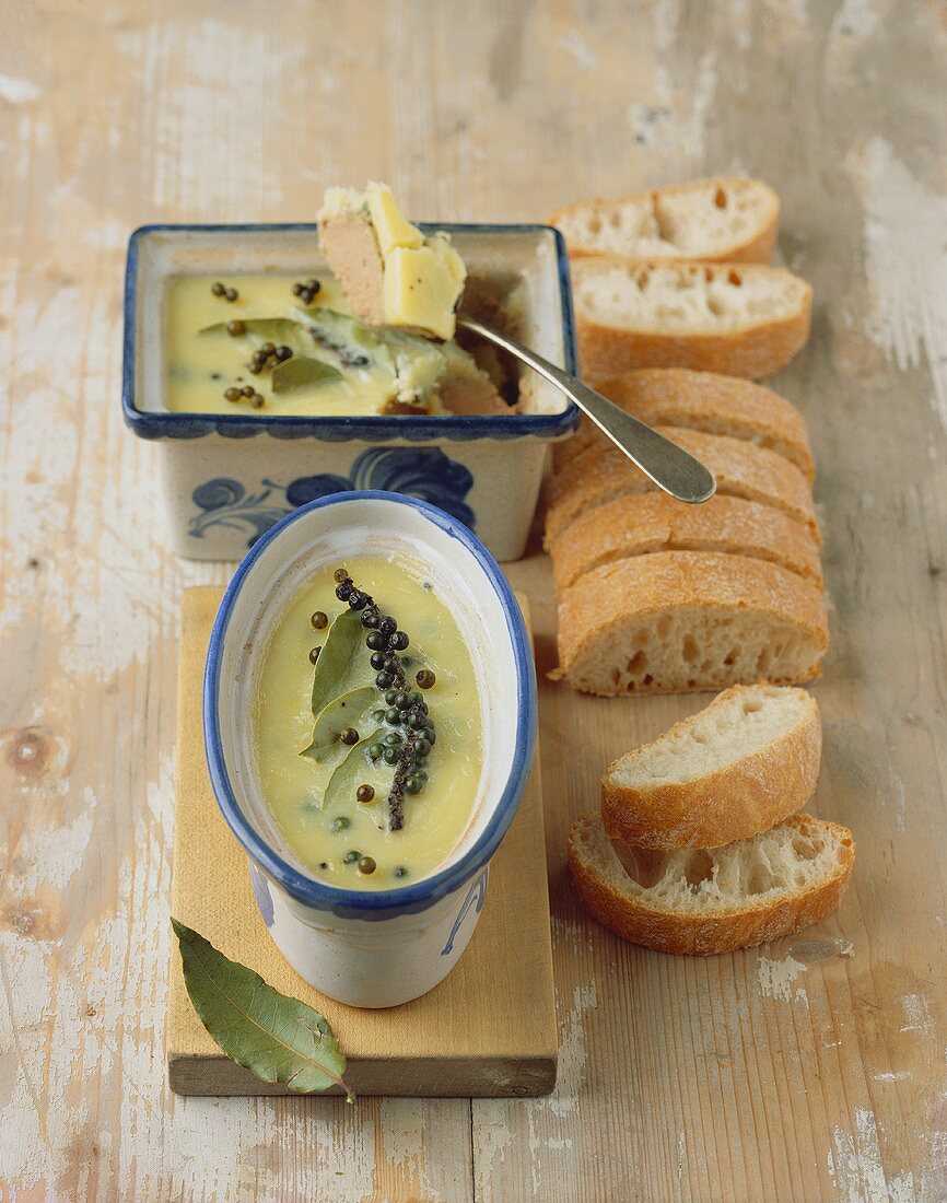 Chicken pâté with green pepper and bay leaf; white bread