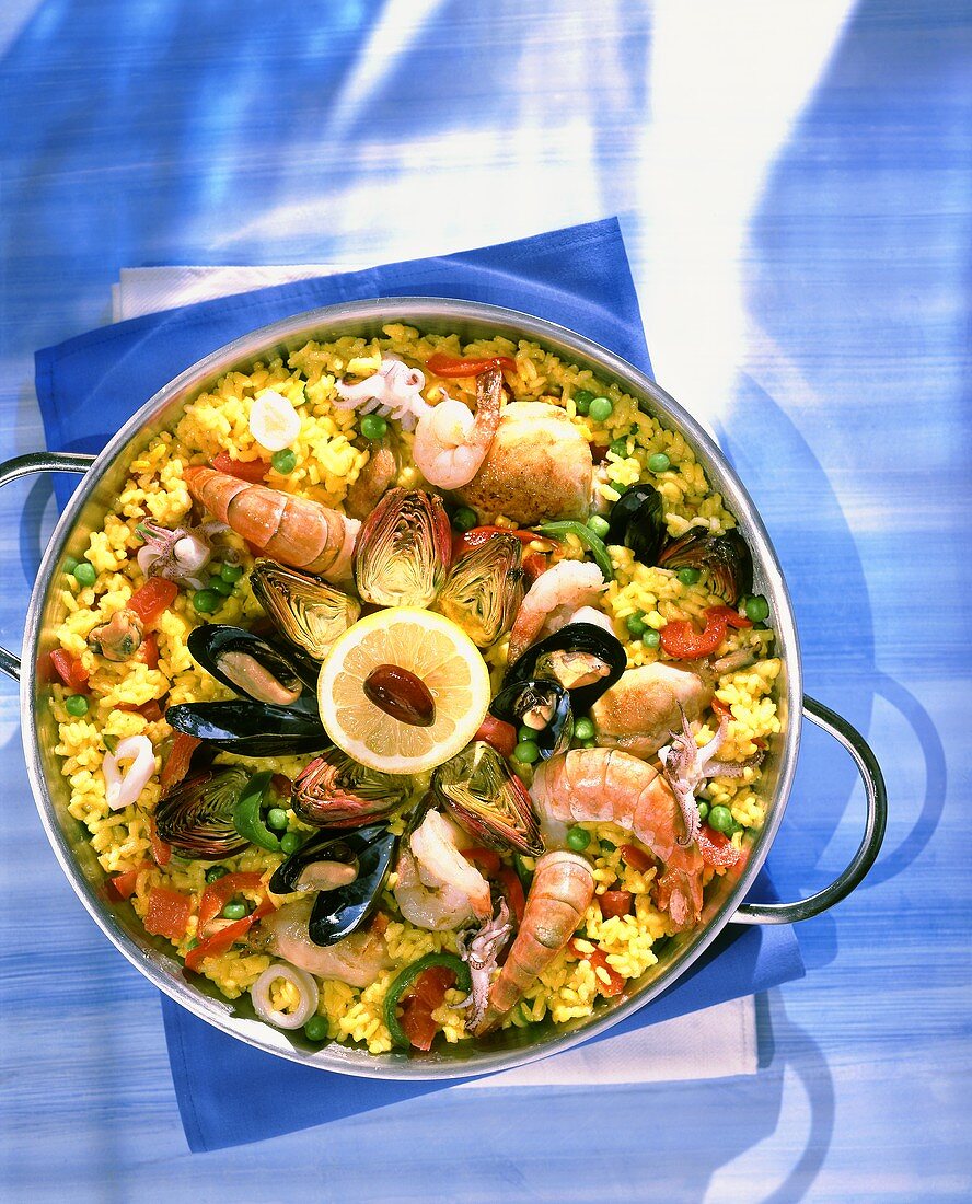 Paella mit Meeresfrüchten, Hähnchen und Artischocken