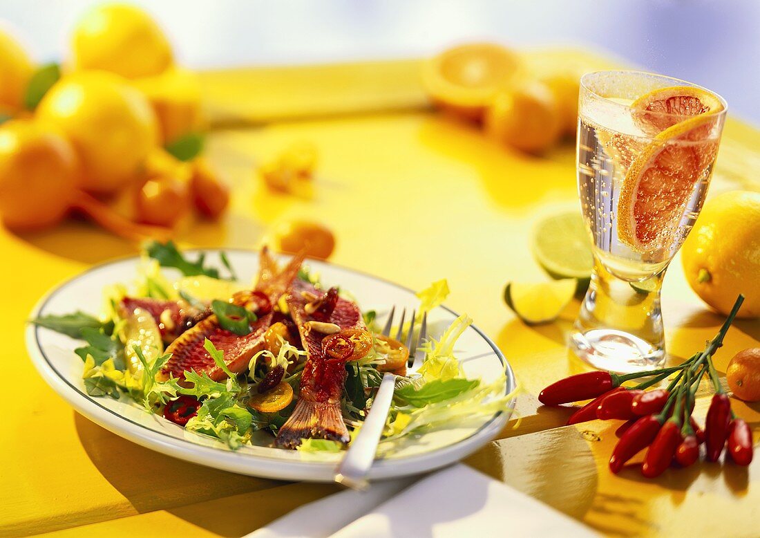 Sommerlicher Salat mit Meerbarben und Zitrusfrüchten