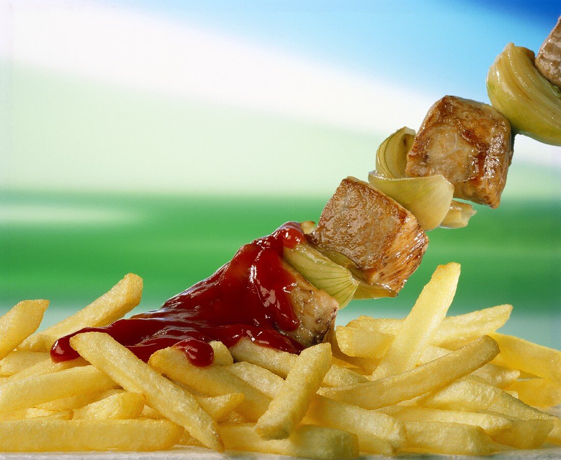 Fleischspiess mit Ketchup und Pommes frites