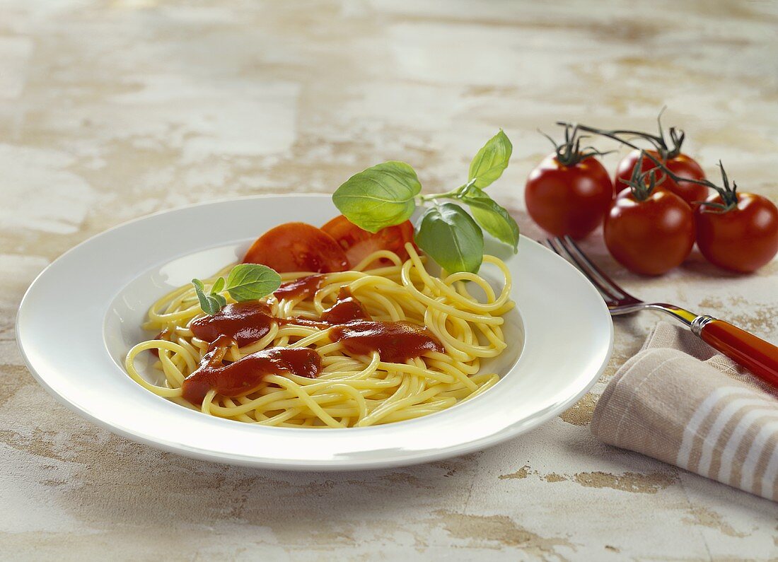 Spaghetti mit Tomatensauce und Basilikum