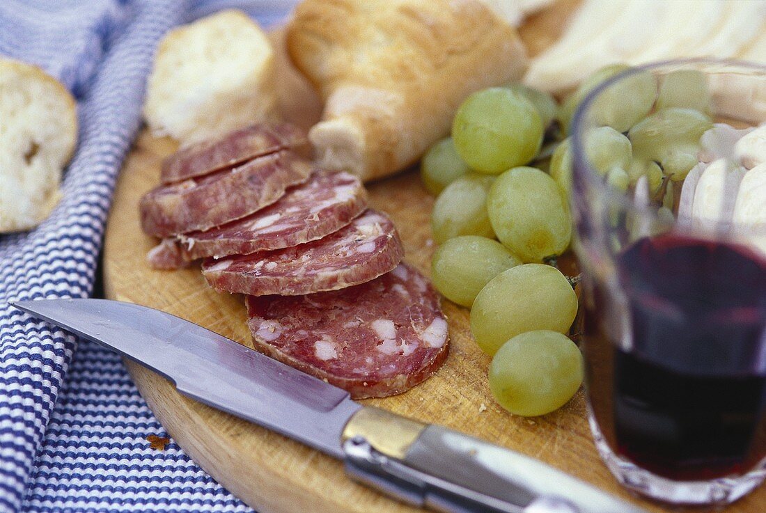 Merenda toscana (light meal of salami, grapes and red wine)