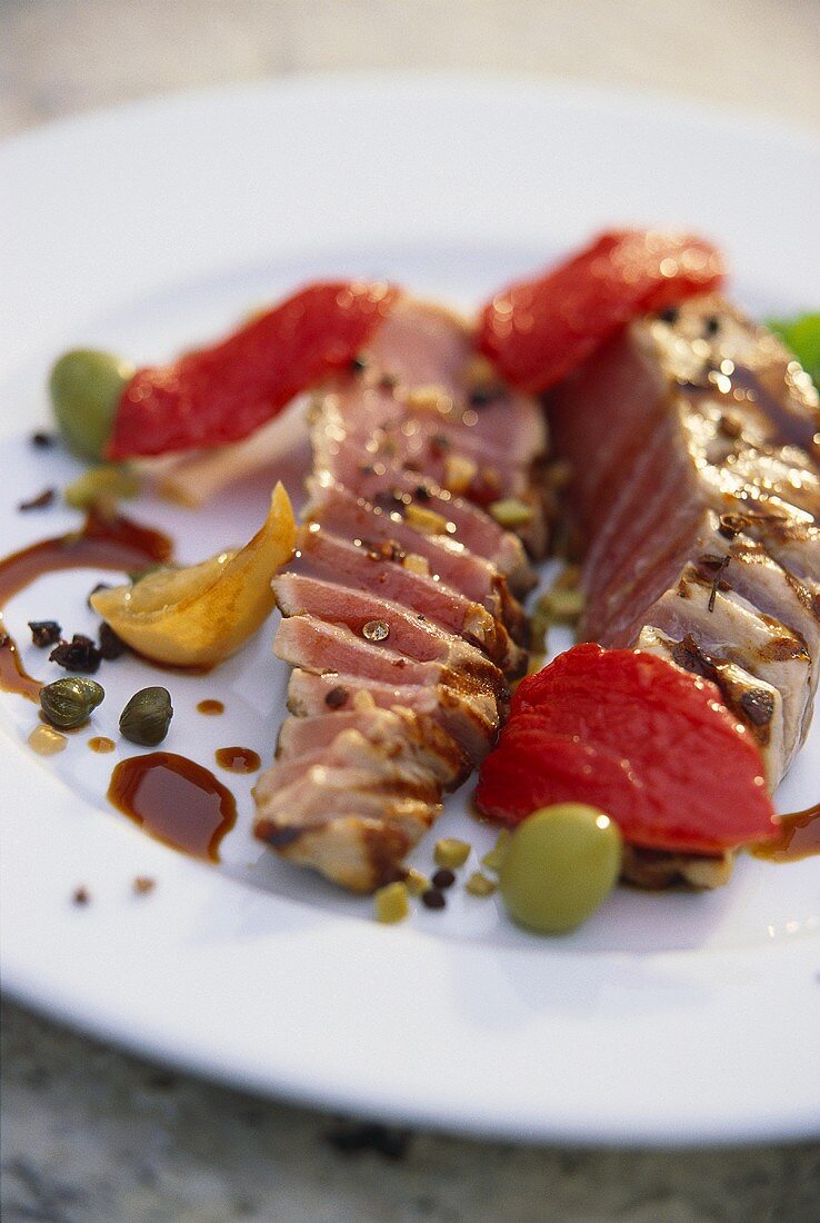 Tuna with pepper, tomatoes and capers