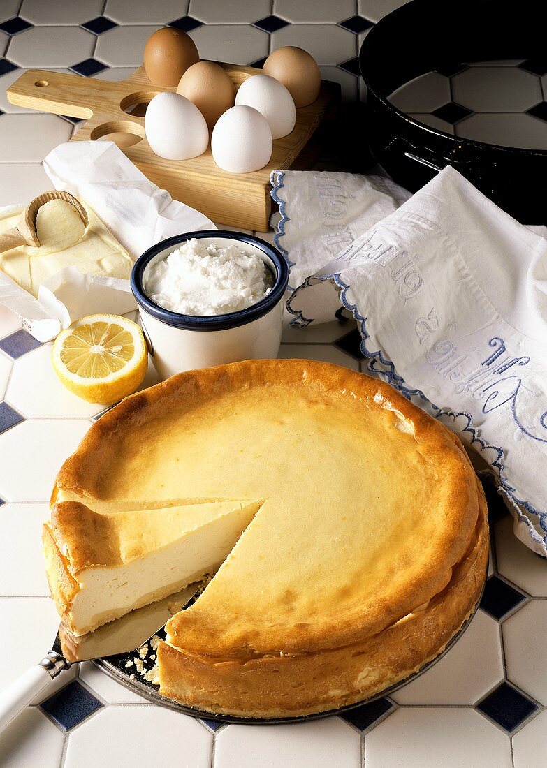 Frisch gebackener Käsekuchen mit Zutaten