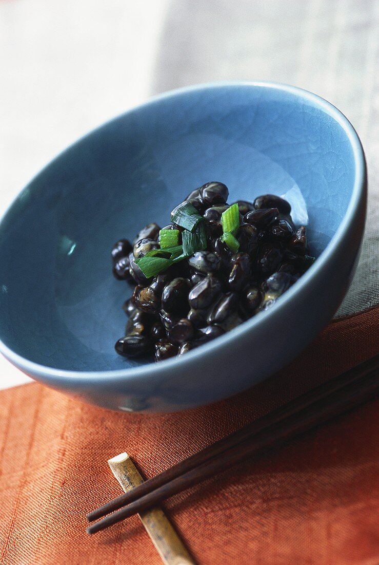 Japanische schwarze Bohnen (Natto) mit Frühlingszwiebelgrün